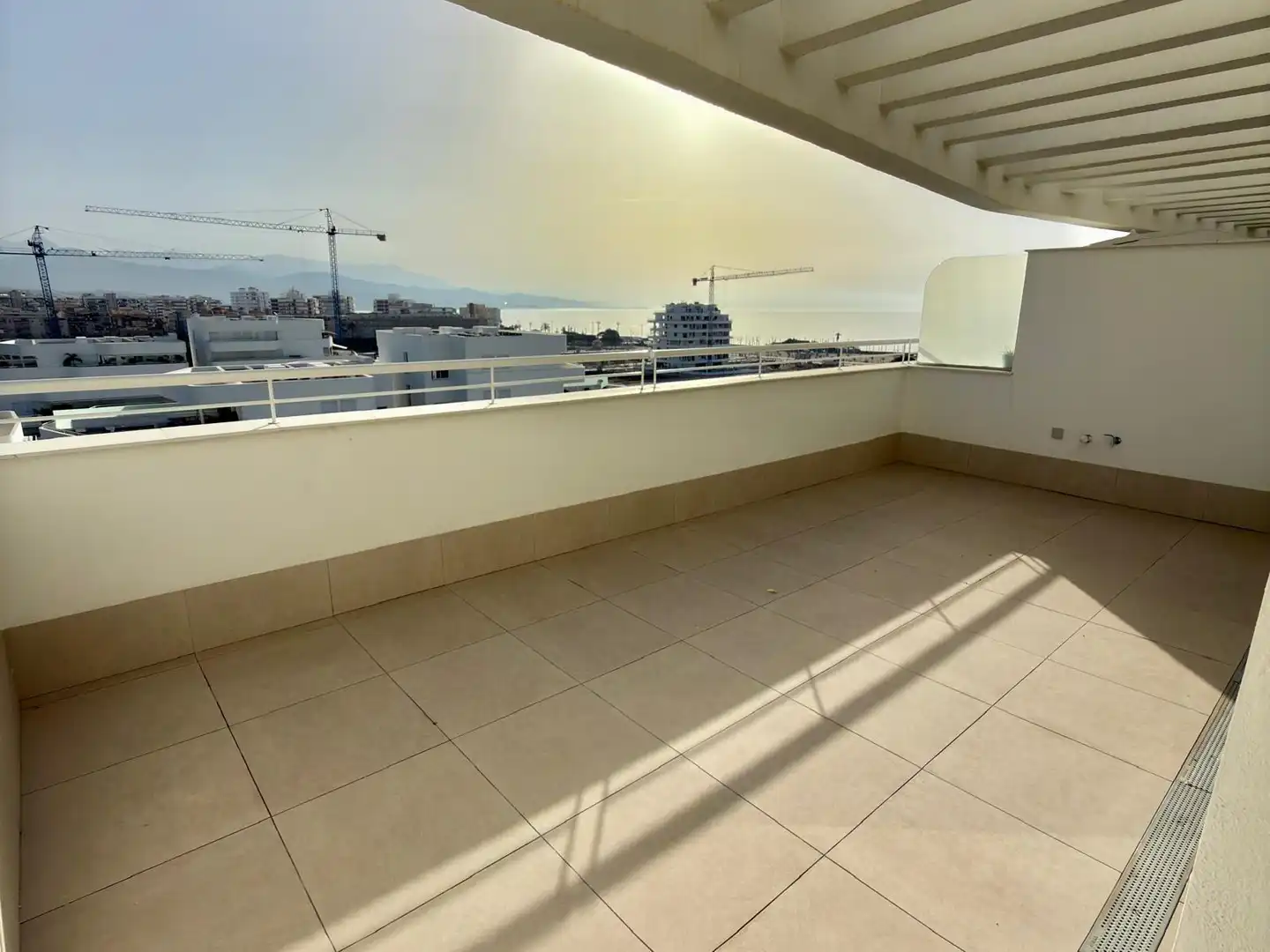 Dachboden zur Miete in Calle Calle Mar Cantábrico, Poniente - Faro