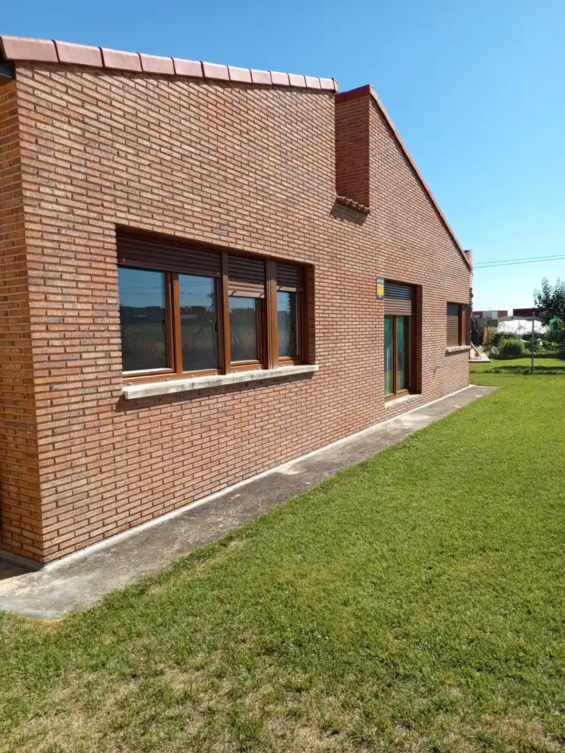 Vista exterior de Casa o xalet en venda en Grijota amb Calefacció i Jardí privat