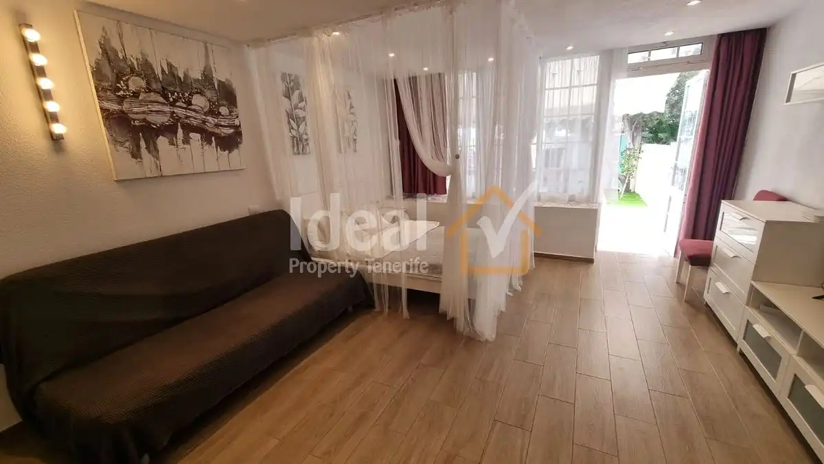 Sala d'estar de Casa adosada en venda en Adeje amb Jardí privat, Terrassa i Piscina comunitària