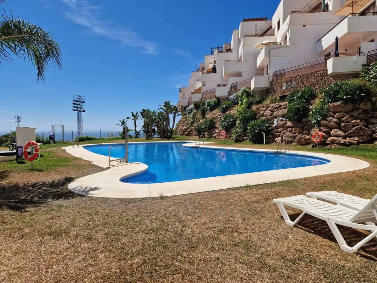 Piscina de Piso en venta en Nerja con Calefacción, Terraza y Trastero