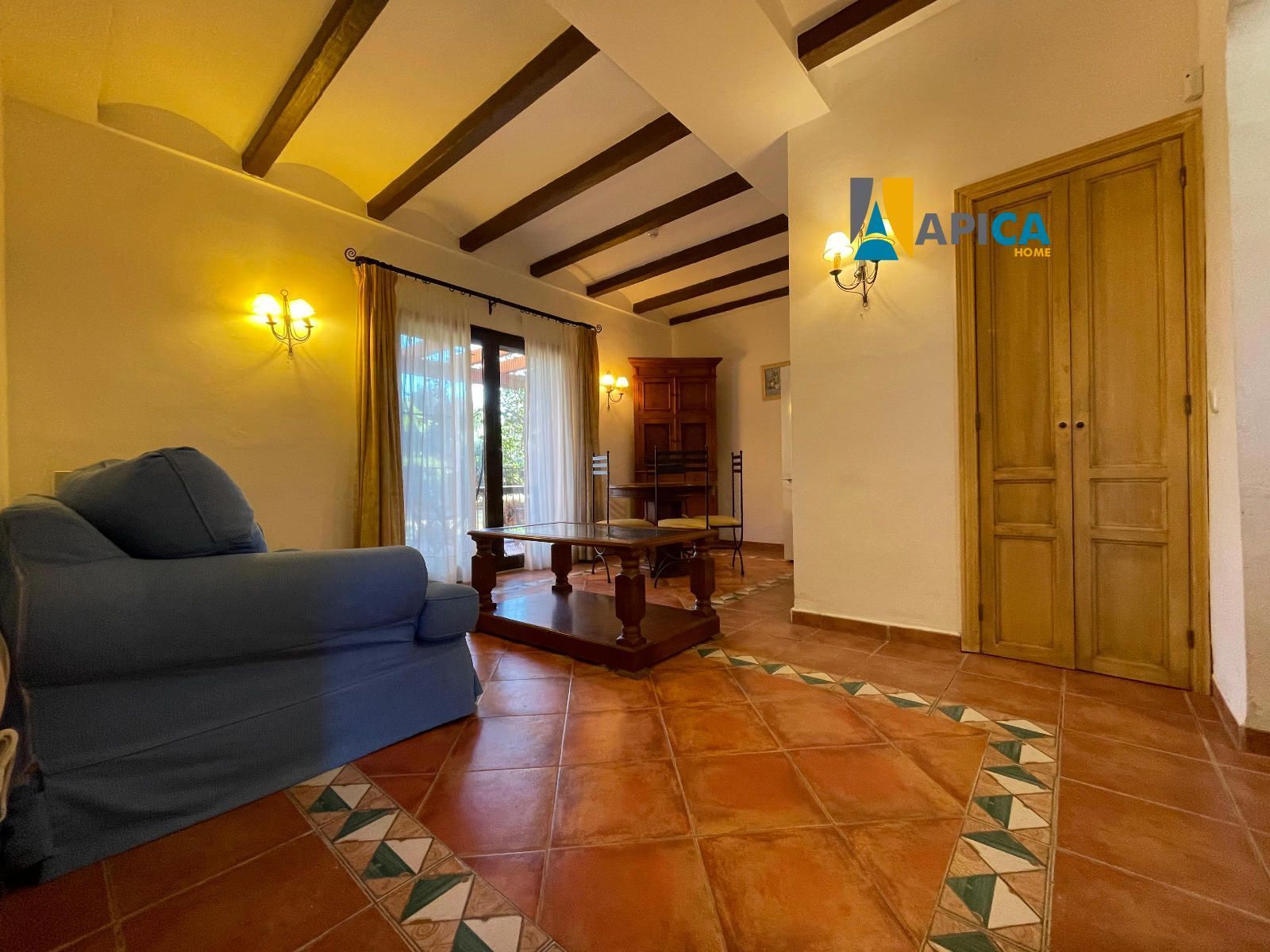 Sala d'estar de Casa adosada en venda en La Alcaidesa amb Piscina i Piscina comunitària