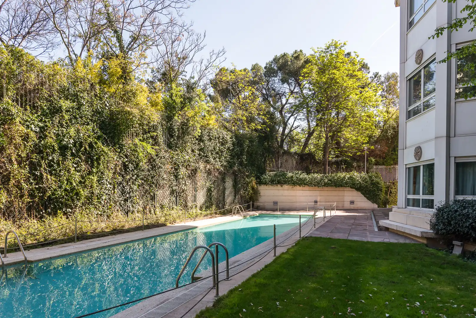 Schwimmbecken von Wohnung zur Miete in Madrid mit Klimaanlage, Heizung und Privatgarten
