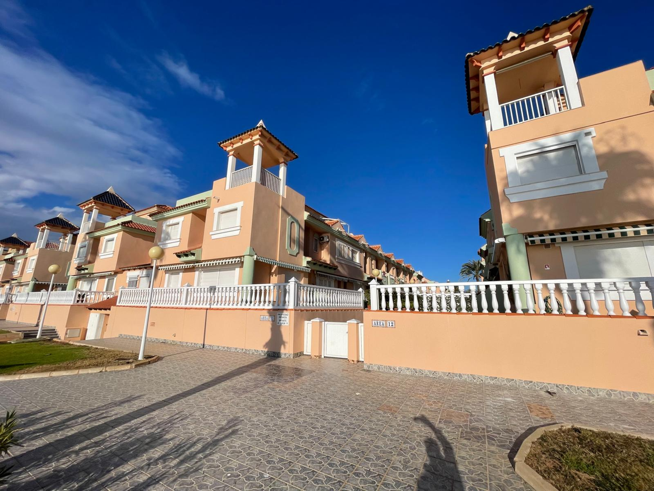 Vista exterior de Dúplex en venda en La Manga del Mar Menor amb Aire condicionat, Calefacció i Terrassa