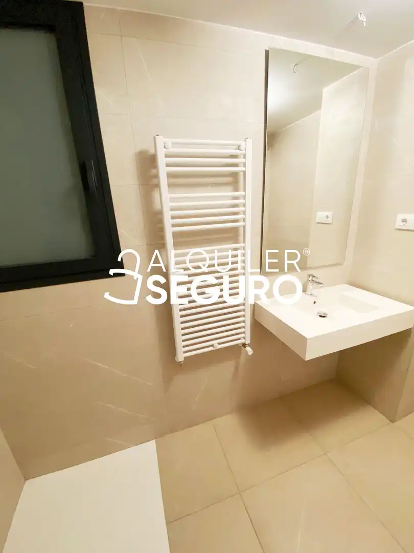 Bathroom of Flat for rent in Madrid  with Air Conditioner, Heating and Terrace