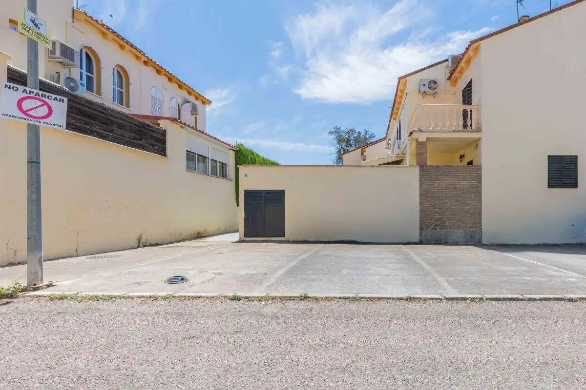 Vista exterior de Casa adosada en venta en Aznalcázar con Aire acondicionado, Calefacción y Jardín privado