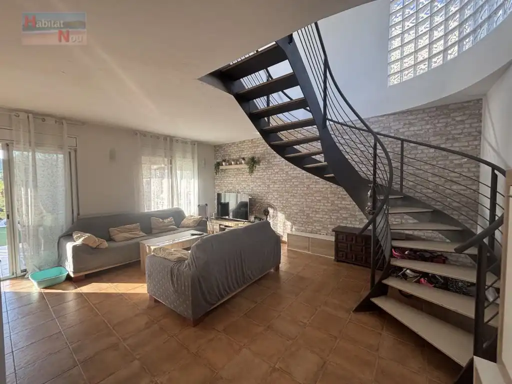 Sala d'estar de Casa o xalet en venda en La Bisbal del Penedès amb Forn i Rentadora