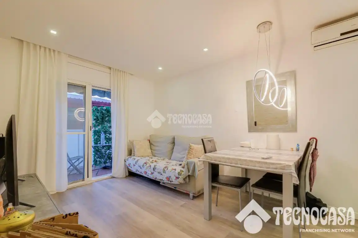 Piso con terraza en venta en Nou Barris, imagen 2