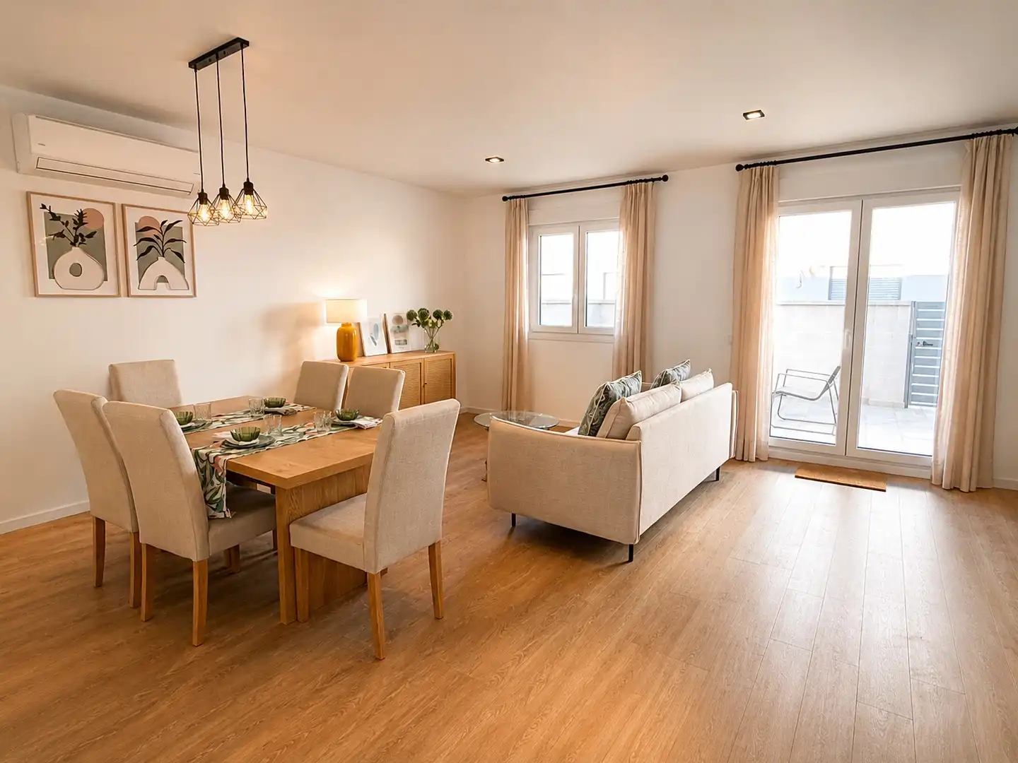 Comedor de Casa adosada en venta en Coria del Río con Aire acondicionado, Jardín privado y Terraza
