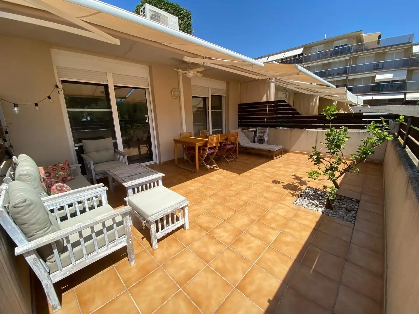 Terrasse von Einfamilien-Reihenhaus zum Verkauf in Alcanar mit Klimaanlage, Privatgarten und Abstellraum