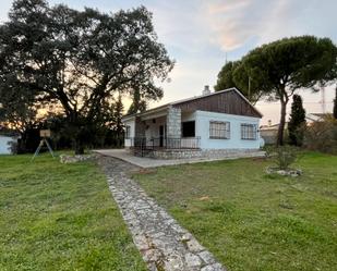 Vista exterior de Casa o xalet en venda en Villa del Prado amb Calefacció, Jardí privat i Terrassa