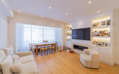 Sala d'estar de Pis en venda en  Barcelona Capital amb Aire condicionat, Calefacció i Parquet