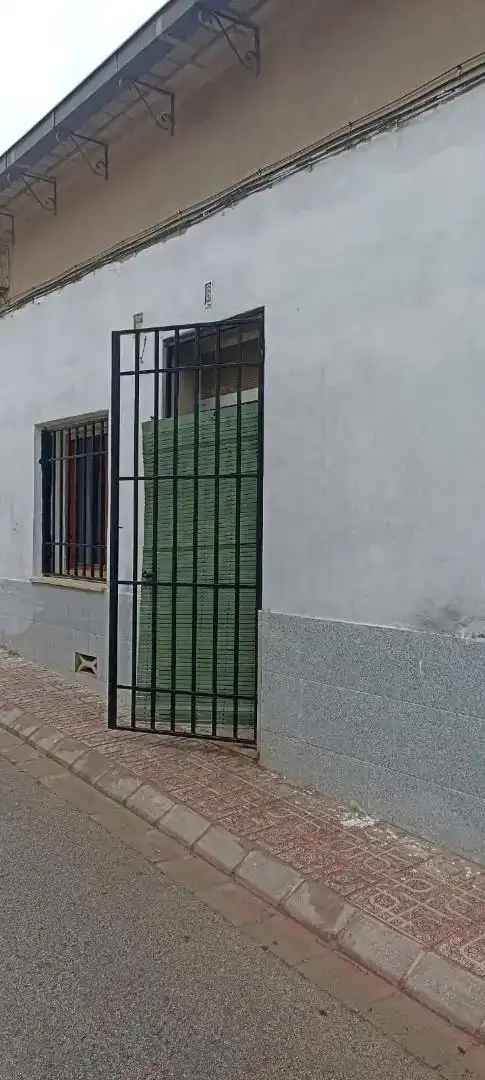 Vista exterior de Casa adosada en venda en Caudete amb Moblat, Forn i Rentadora