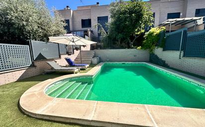 Piscina de Casa adosada en venda en Valdemoro amb Calefacció, Jardí privat i Terrassa