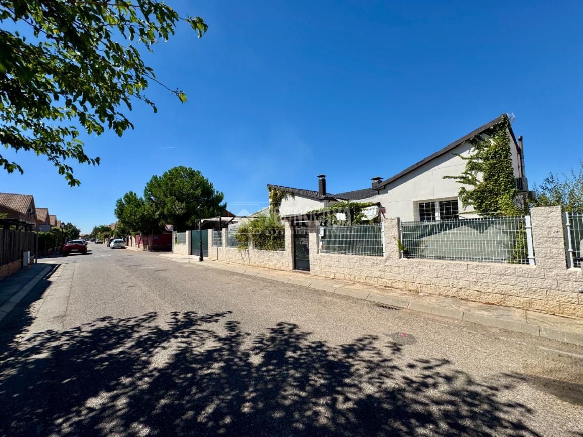 Vista exterior de Casa o chalet en venta en Villanueva de la Torre con Aire acondicionado