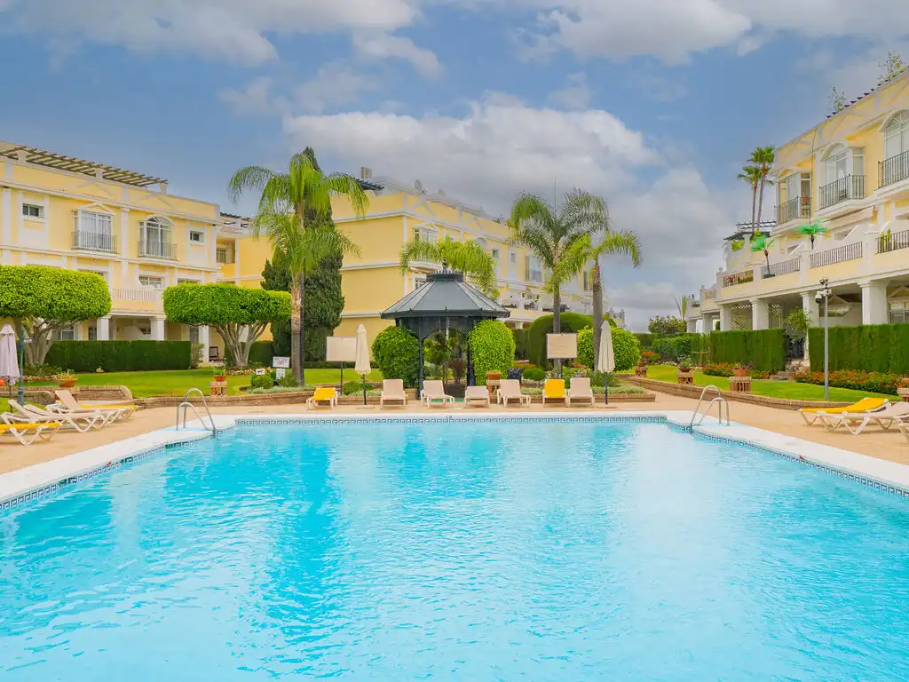 Piscina de Dúplex en venta en Marbella con Piscina