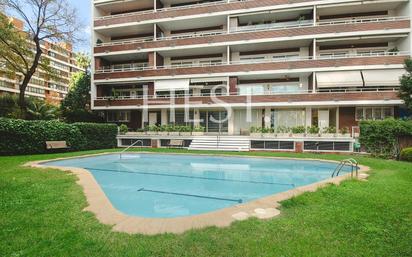 Swimming pool of Flat for sale in  Barcelona Capital  with Heating, Private garden and Terrace