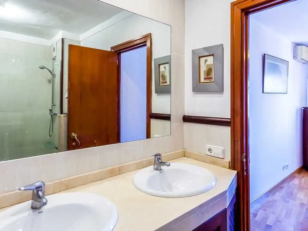 Baño de Piso en venta en  Palma de Mallorca con Aire acondicionado, Terraza y Piscina