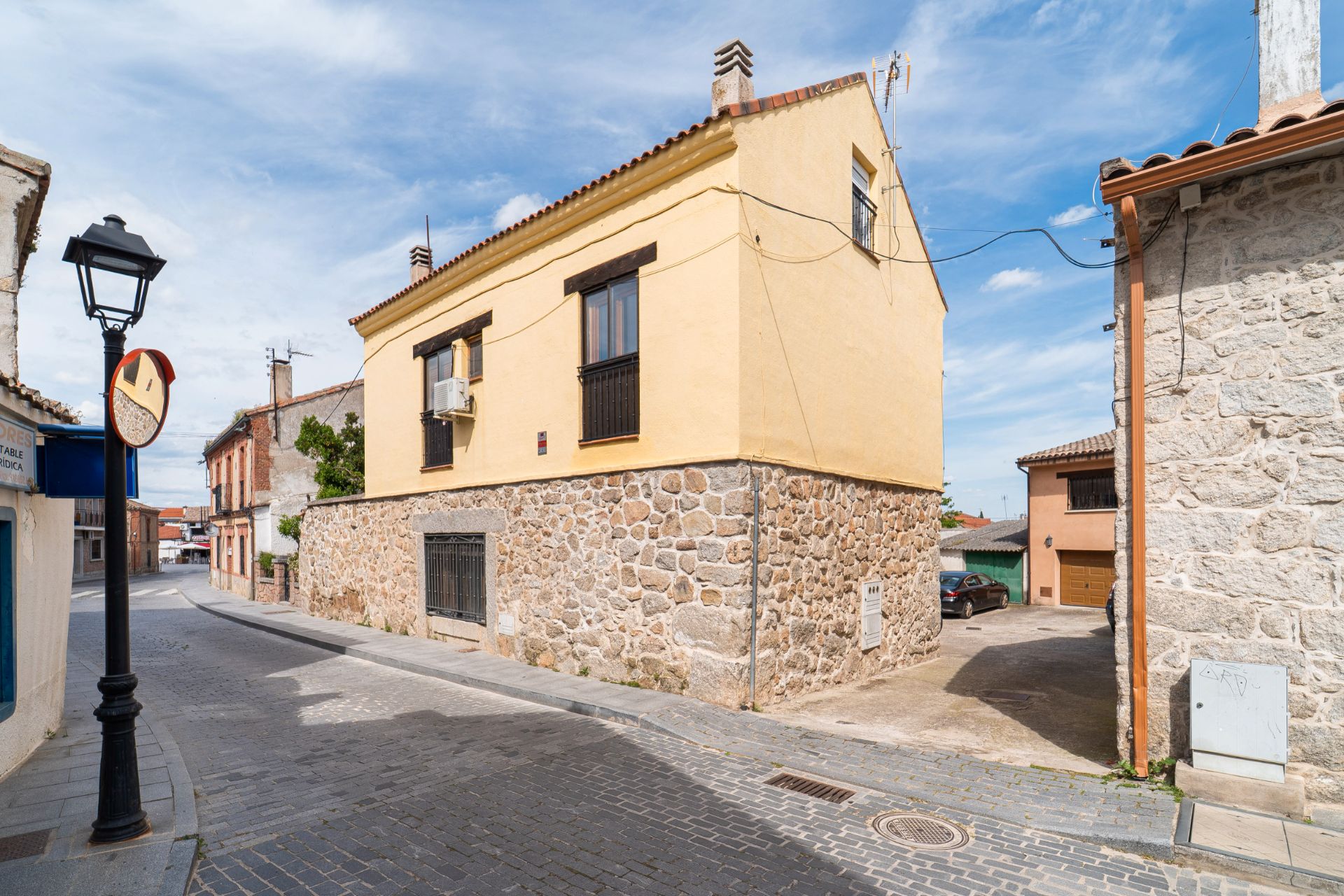 Vista exterior de Casa adosada en venda en Chapinería amb Aire condicionat, Calefacció i Forn