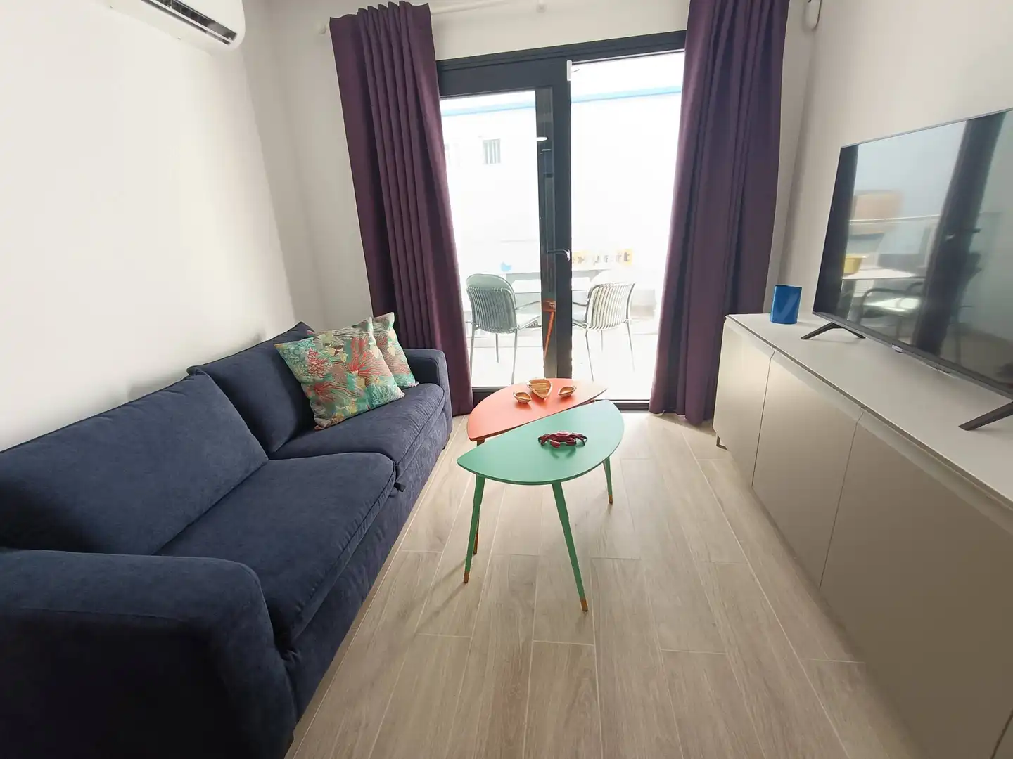 Sala d'estar de Apartament de lloguer en Mogán amb Aire condicionat, Terrassa i Moblat