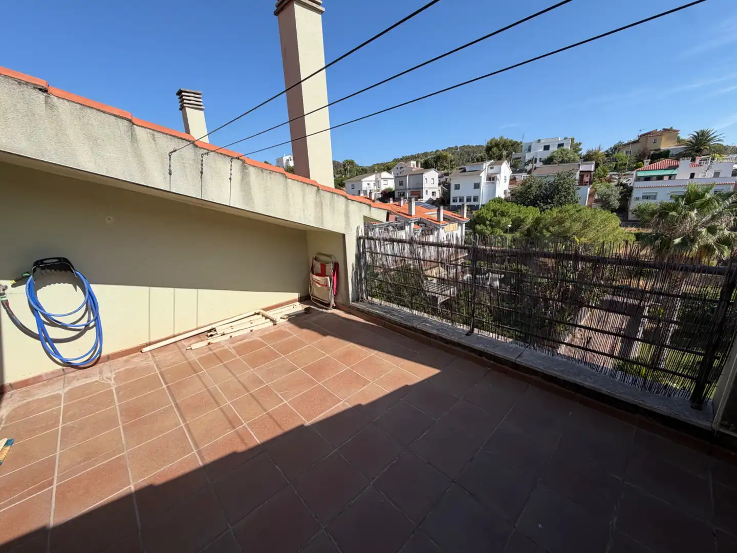 Terrasse von Einfamilien-Reihenhaus zum Verkauf in Sitges mit Klimaanlage, Heizung und Privatgarten