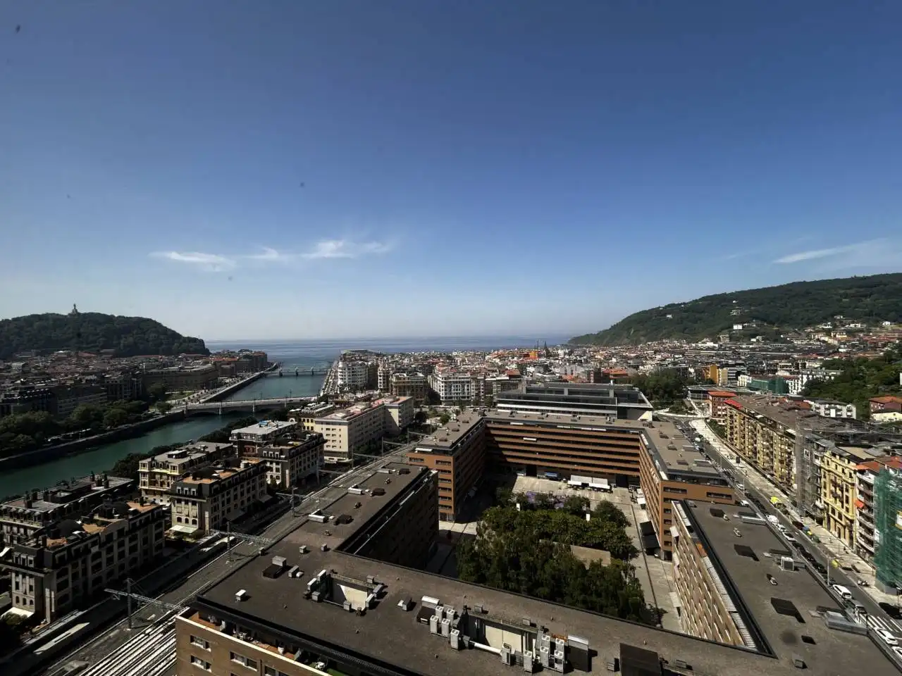 Vista exterior de Pis en venda en Donostia - San Sebastián  amb Calefacció, Traster i Alarma
