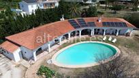 Vista exterior de Casa o xalet en venda en L'Alfàs del Pi amb Aire condicionat, Calefacció i Jardí privat