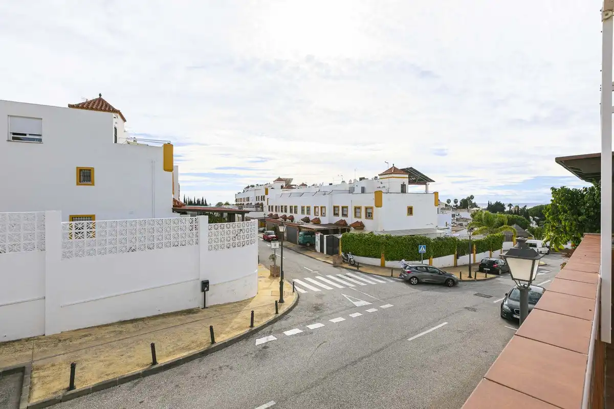 Vista exterior de Casa adosada en venda en Marbella amb Terrassa i Traster