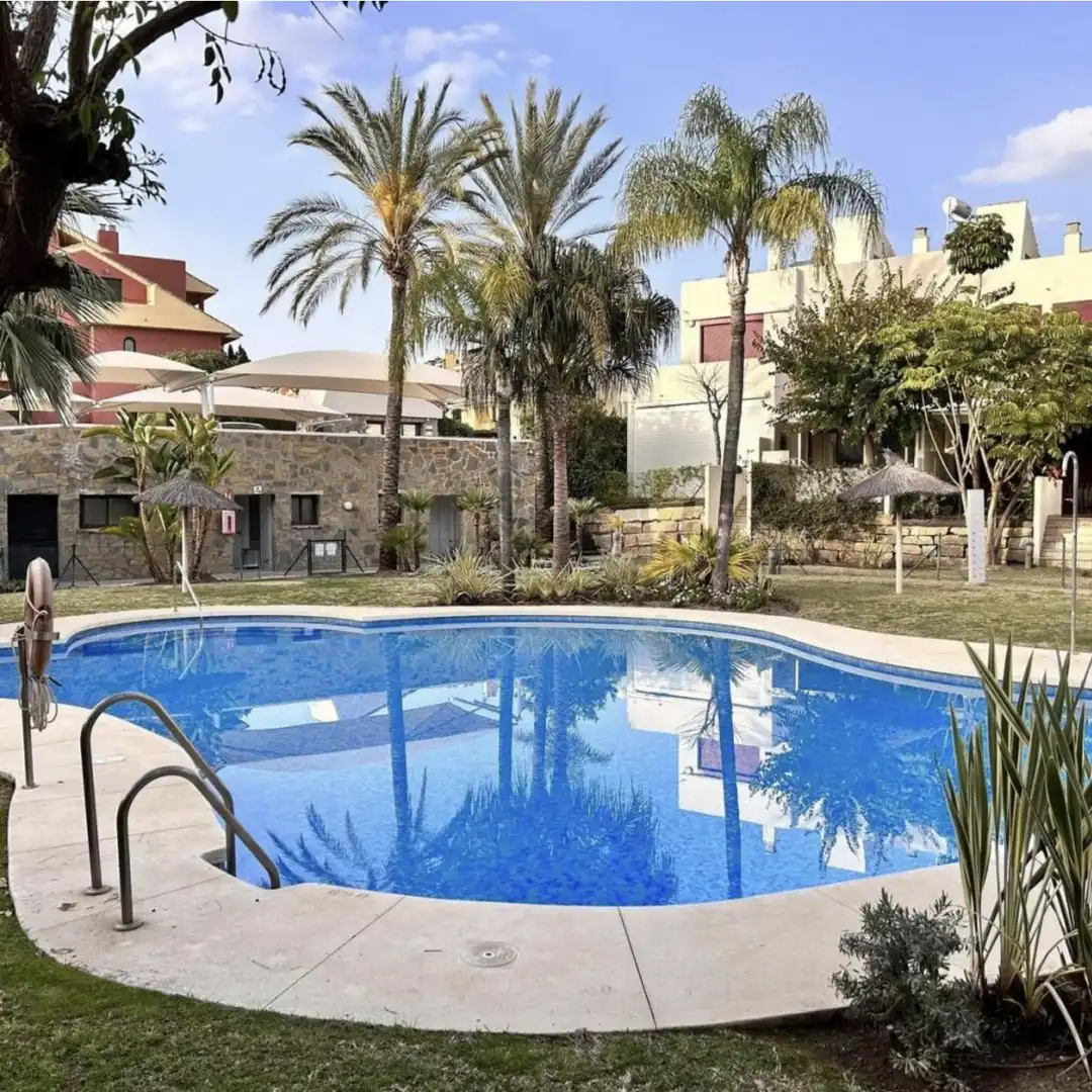 Schwimmbecken von Einfamilien-Reihenhaus mieten mit Kaufoption in Estepona mit Klimaanlage, Terrasse und Möbliert
