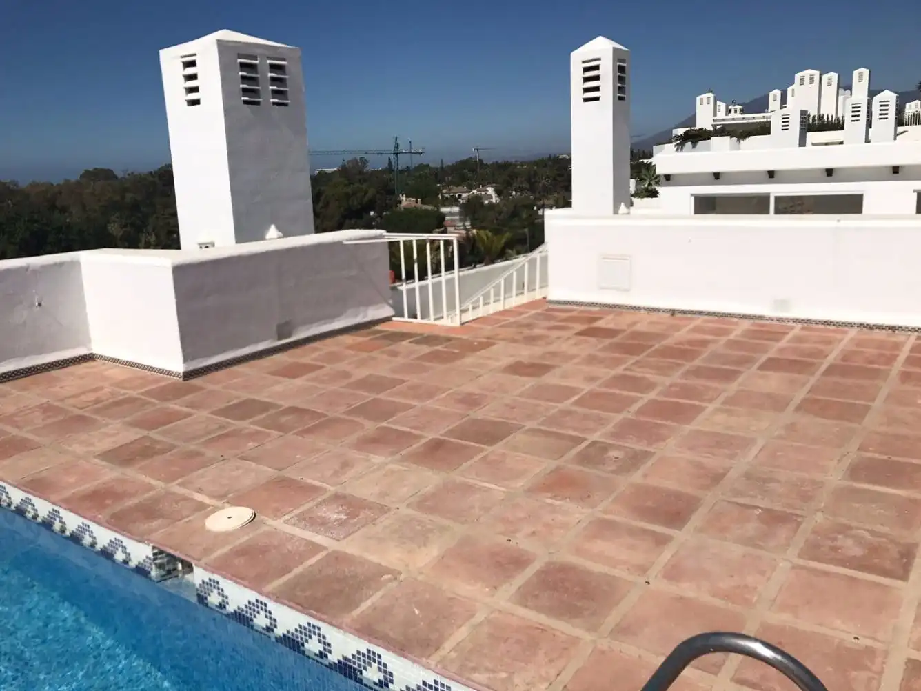 Terrasse von Maisonette zum Verkauf in Benahavís mit Klimaanlage, Terrasse und Schwimmbad