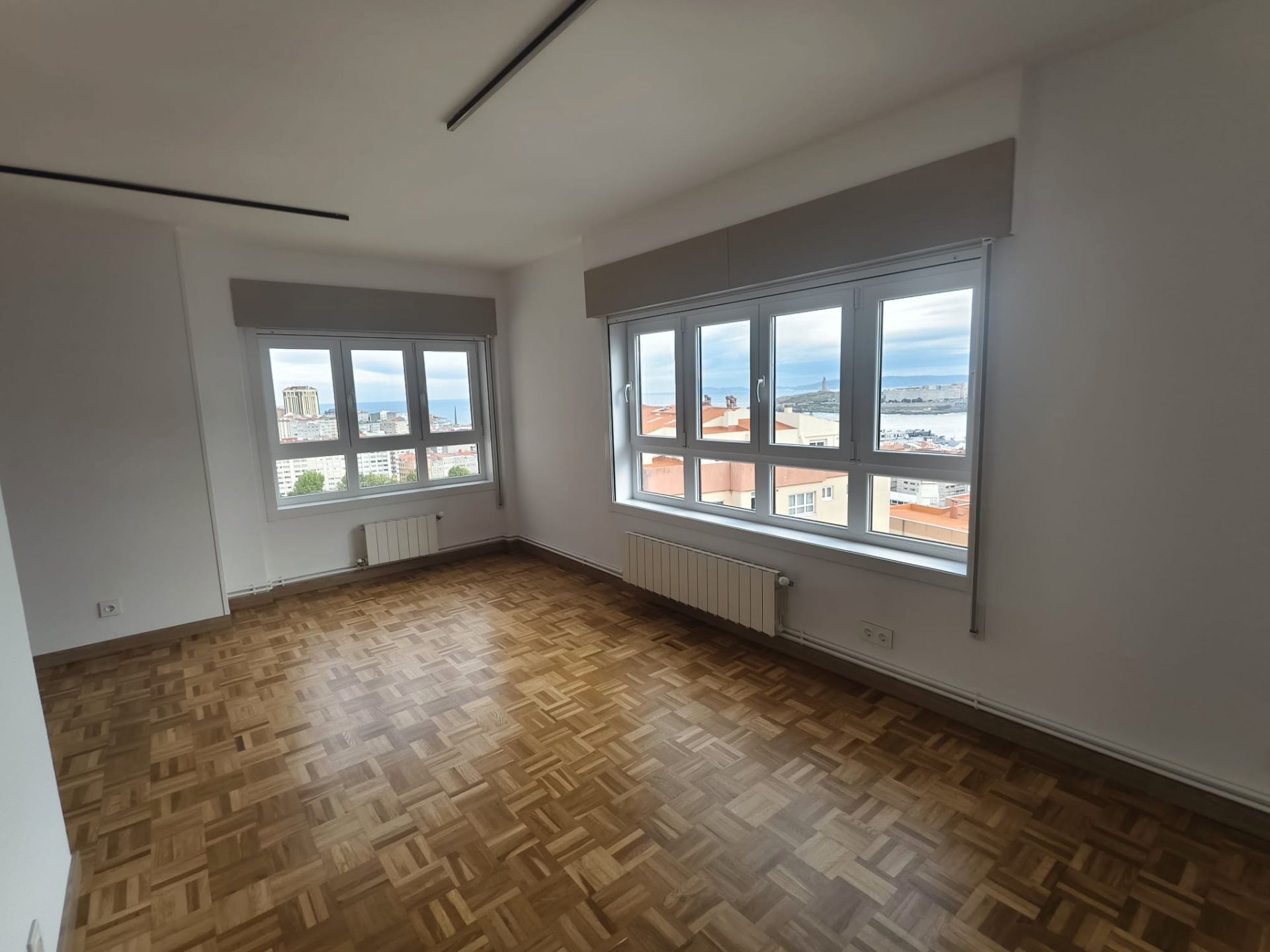 Dormitori de Pis de lloguer en A Coruña Capital  amb Calefacció, Parquet i Moblat