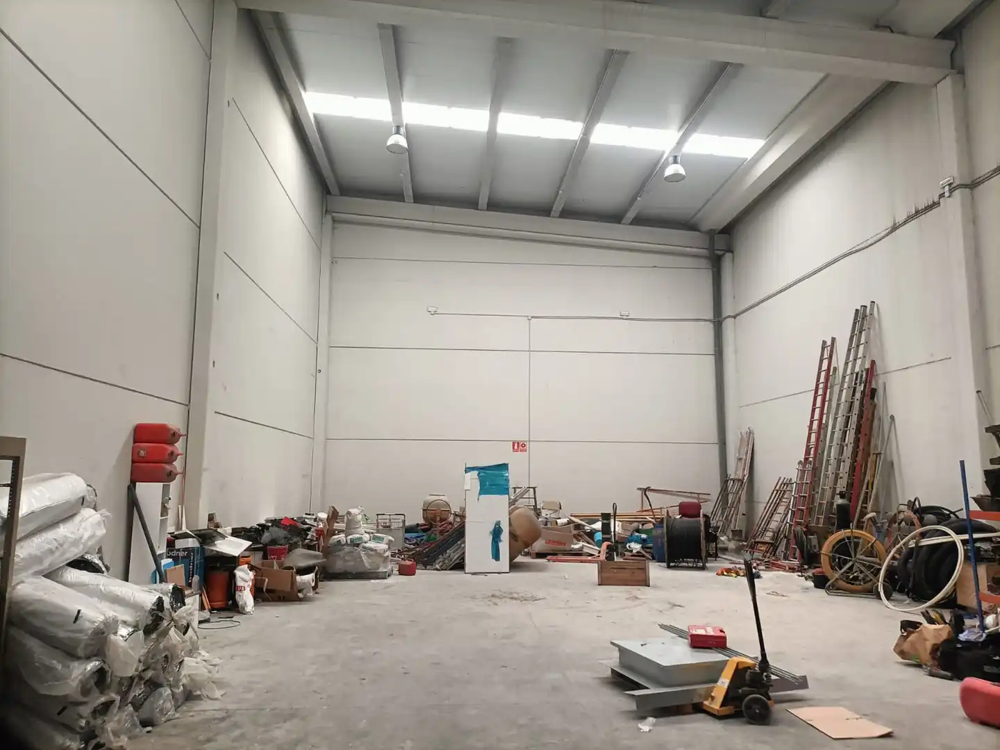 Fabrikhallen zur Miete in Sant Vicenç Dels Horts mit Heizung und Alarm