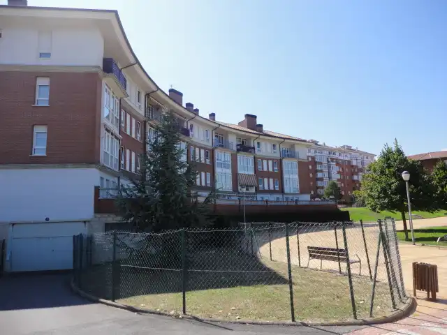 Vista exterior de Planta baixa en venda en Leioa amb Calefacció, Jardí privat i Terrassa