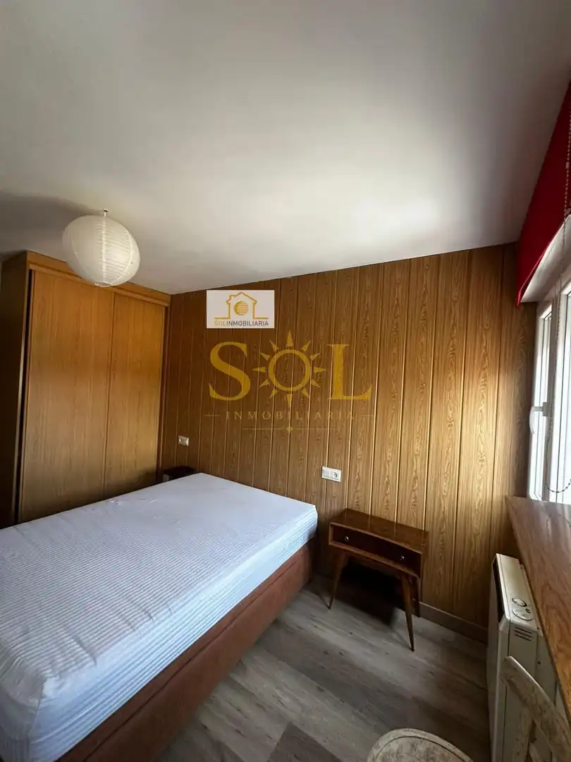 Dormitori de Apartament en venda en León Capital  amb Calefacció, Parquet i Moblat