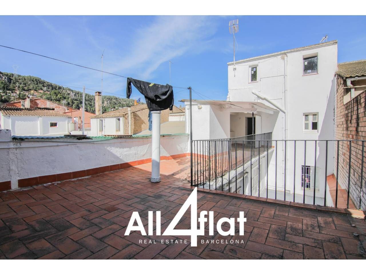 Vista exterior de Casa adosada en venda en Vallirana amb Alarma