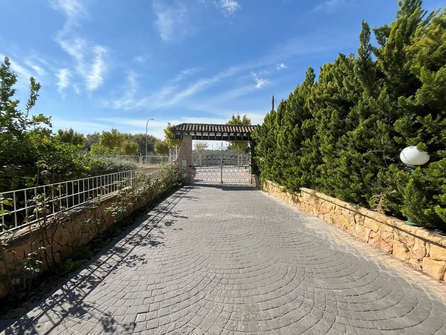 Vista exterior de Casa o xalet en venda en L'Alfàs del Pi amb Calefacció, Jardí privat i Terrassa