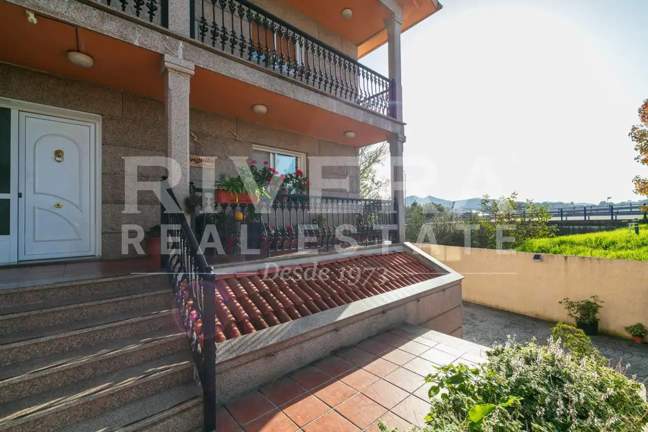 Vista exterior de Casa o chalet en venta en Vigo  con Calefacción, Jardín privado y Parquet