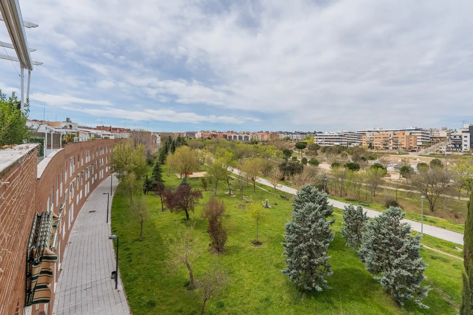 Vista exterior de Àtic en venda en San Sebastián de los Reyes amb Aire condicionat, Calefacció i Parquet