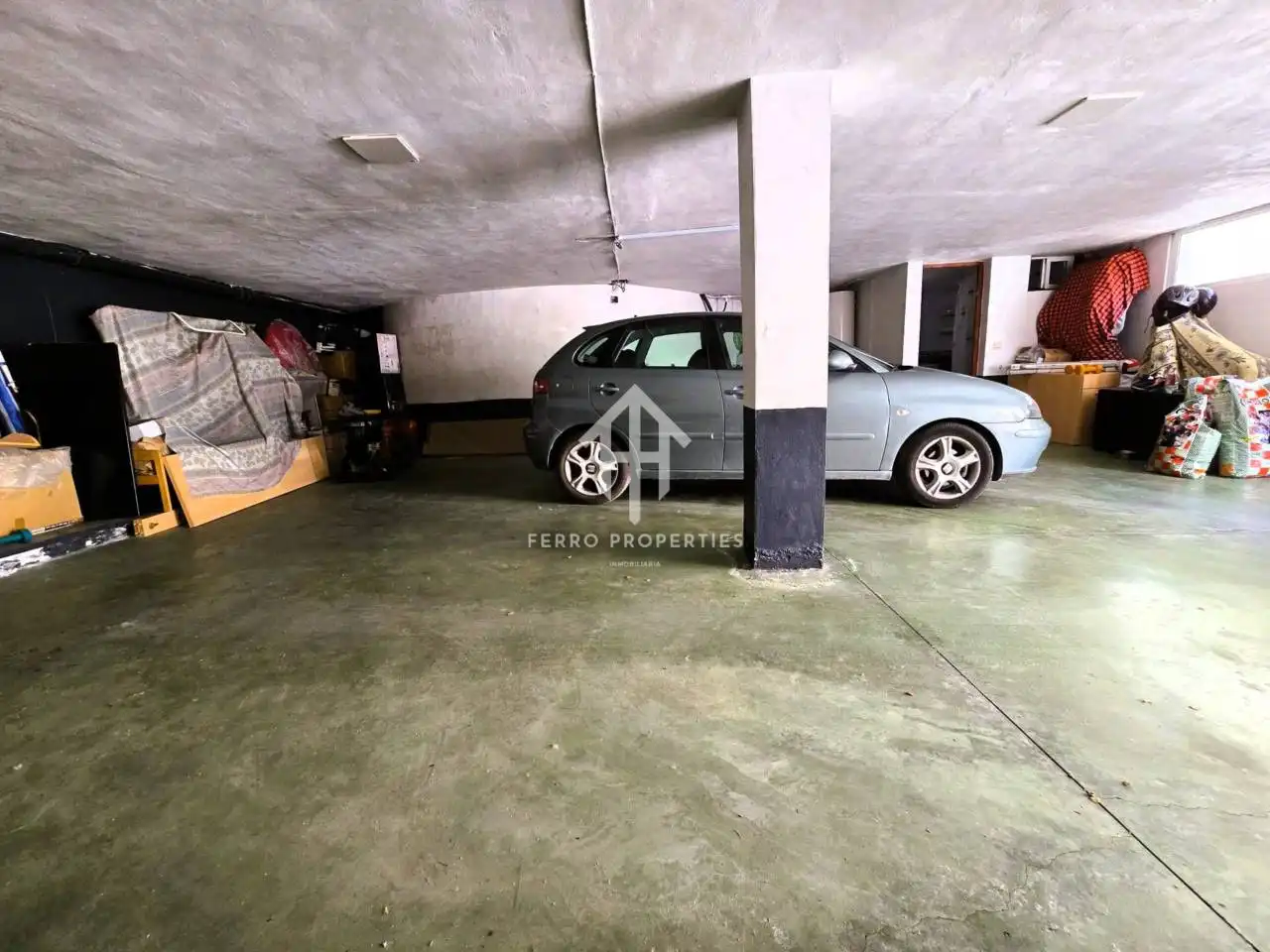 Aparcament de Casa o xalet en venda en Loja amb Jardí privat, Terrassa i Piscina