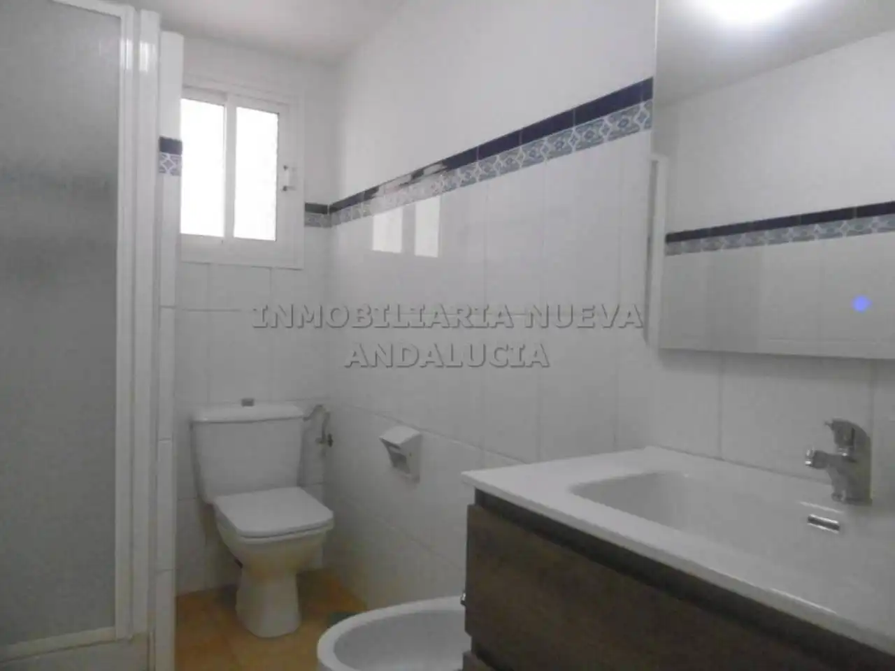 Baño de Piso de alquiler en Almería con Terraza y Amueblado