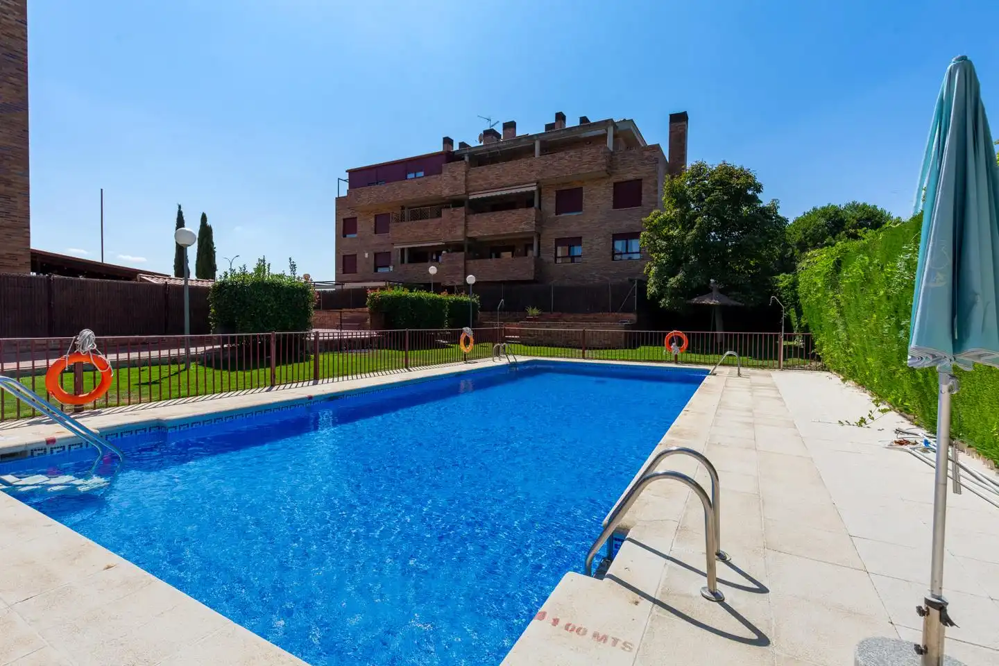 Piscina de Pis en venda en Majadahonda amb Aire condicionat, Calefacció i Terrassa