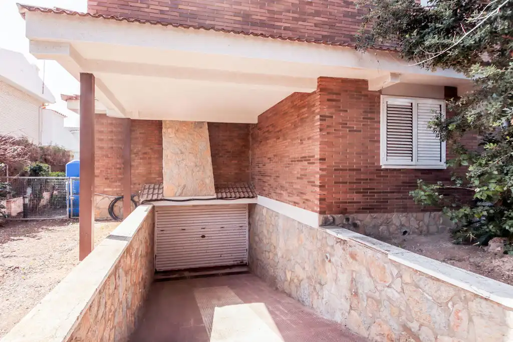 Vista exterior de Casa o xalet en venda en Cambrils amb Aire condicionat, Calefacció i Jardí privat