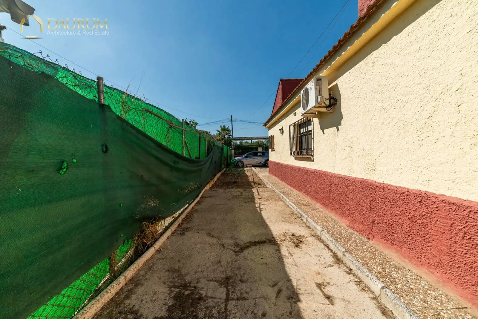Vista exterior de Casa o xalet en venda en La Rinconada amb Aire condicionat, Calefacció i Piscina