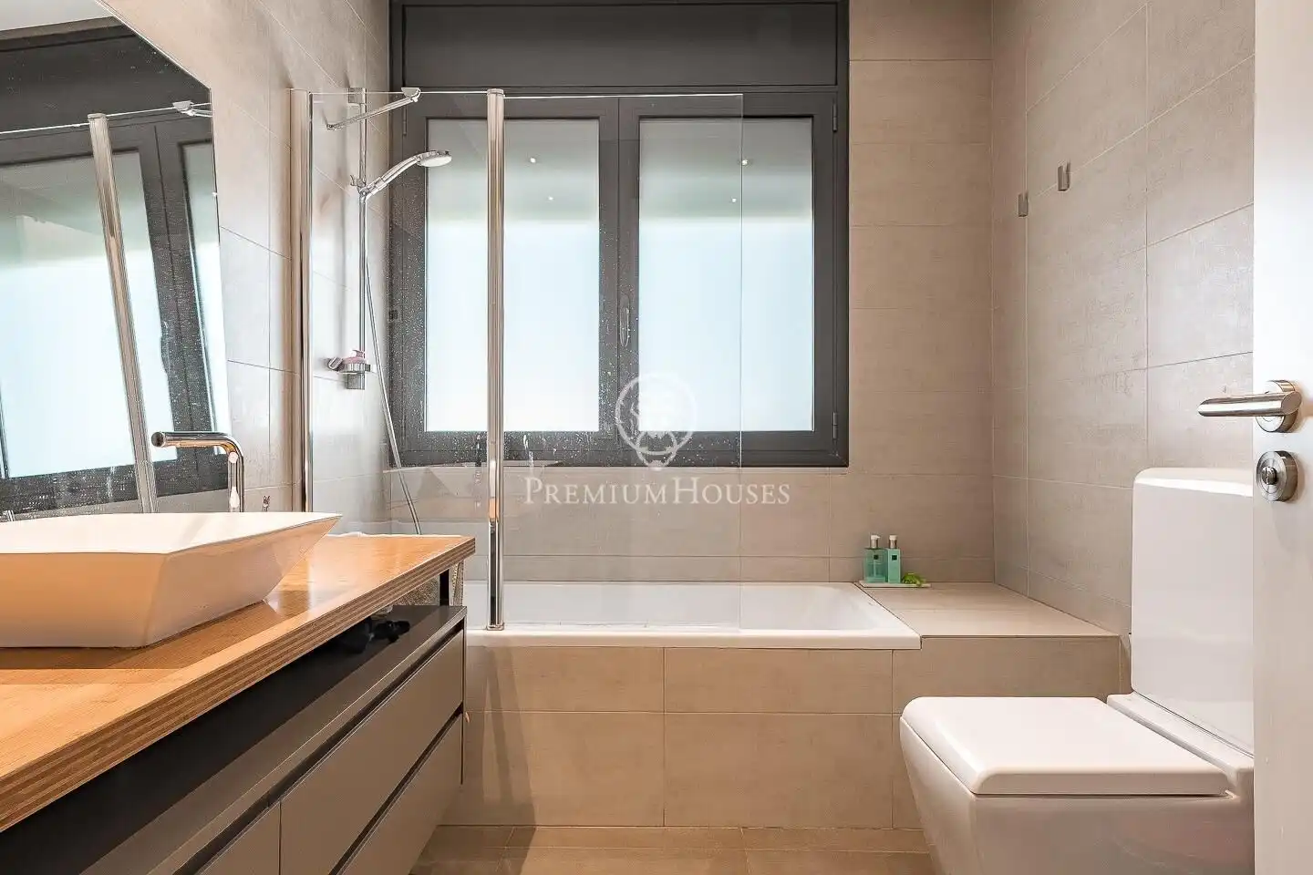 Bathroom of Houses for sale in Sant Cugat del Vallès  with Air Conditioner, Heating and Private garden