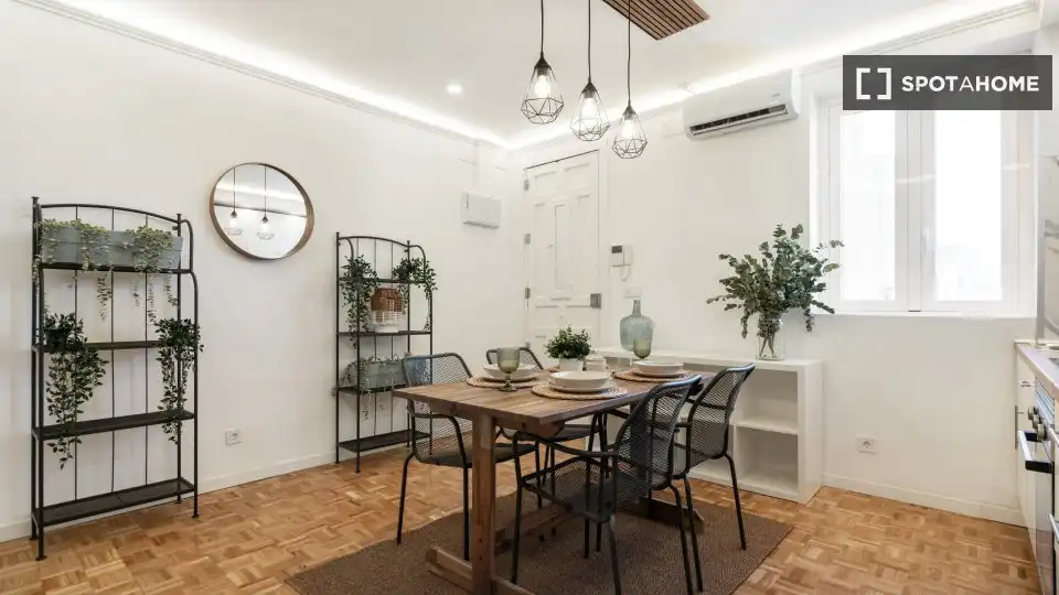 Menjador de Apartament per a compartir en Madrid amb Aire condicionat, Terrassa i Moblat