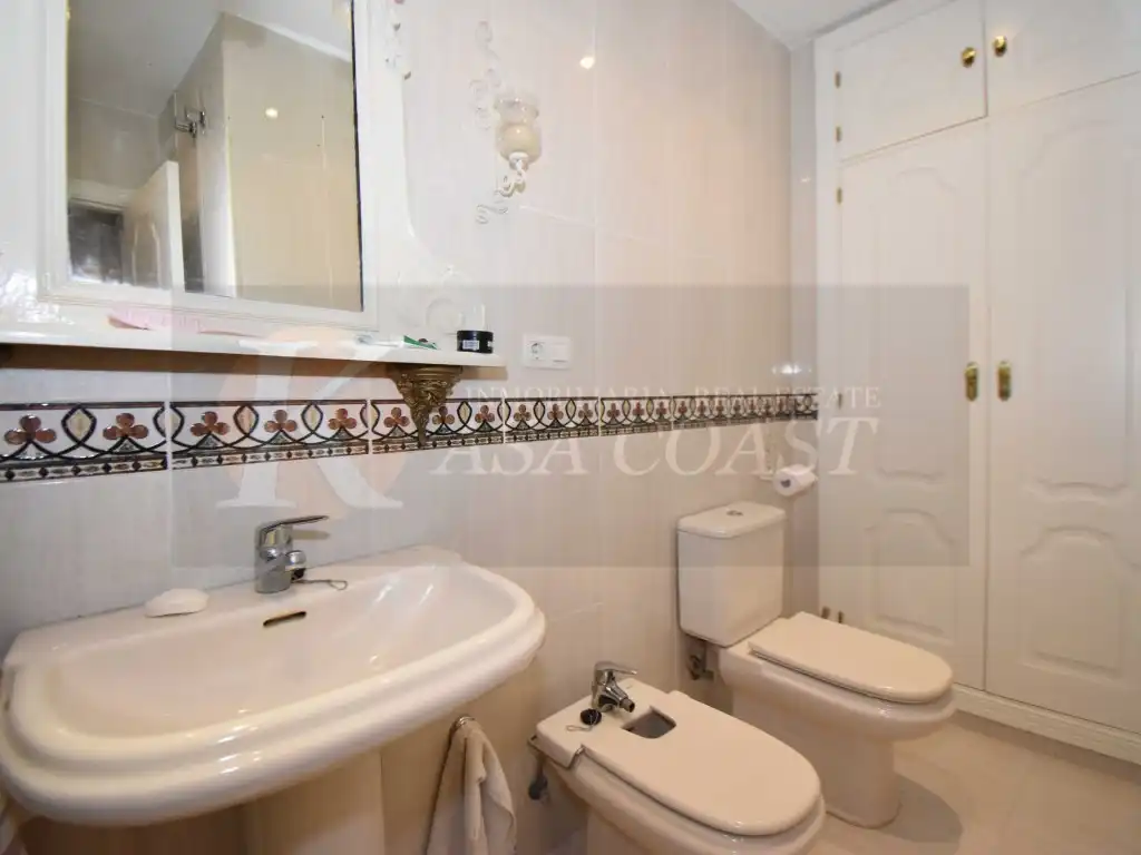 Bathroom of Flat for sale in Fuengirola  with Air Conditioner, Private garden and Terrace
