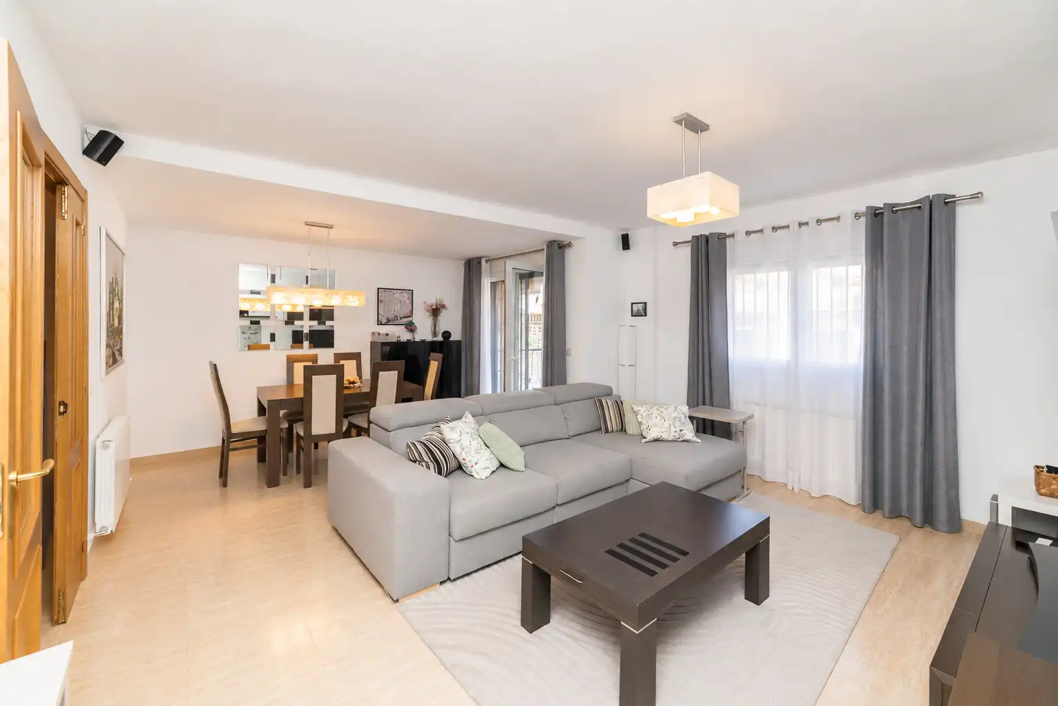 Sala d'estar de Casa adosada en venda en Navalcarnero amb Aire condicionat, Calefacció i Jardí privat