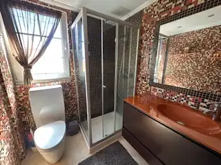 Bany de Apartament de lloguer en León Capital  amb Aire condicionat, Calefacció i Parquet