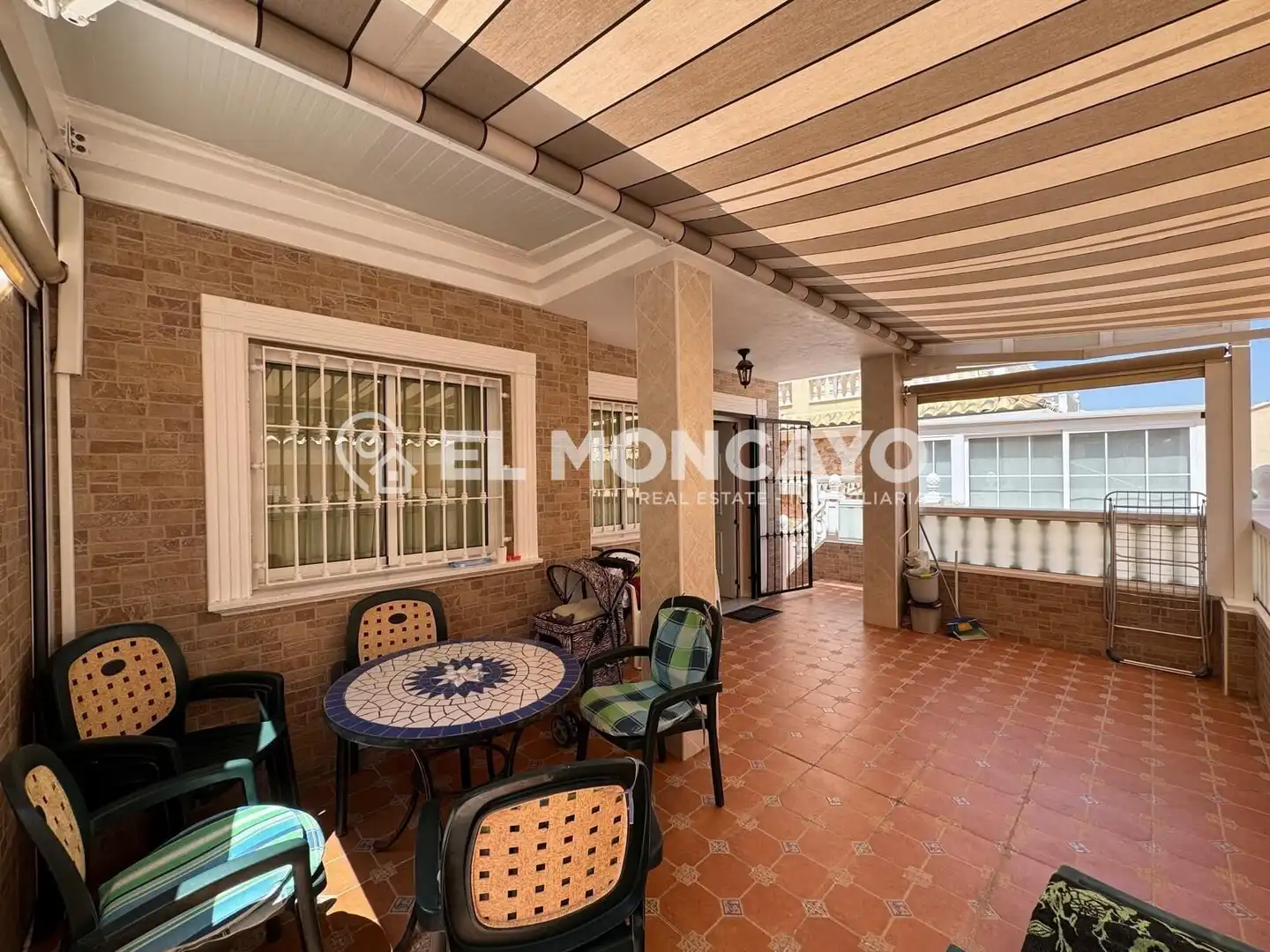 Terrasse von Einfamilien-Reihenhaus zum Verkauf in Guardamar del Segura mit Klimaanlage, Heizung und Terrasse
