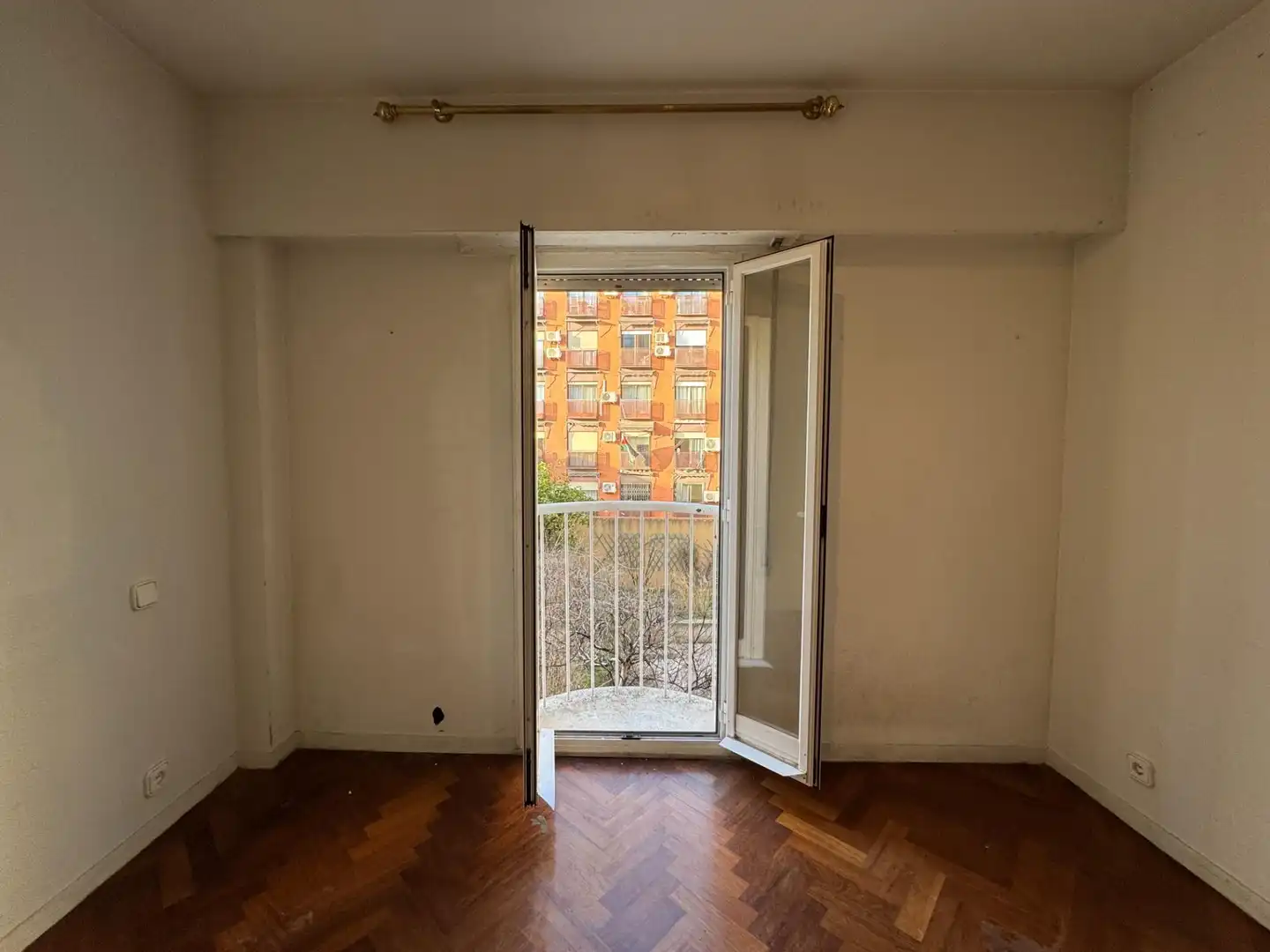 Bedroom of Flat for sale in Madrid  with Air Conditioner, Private garden and Parquet flooring