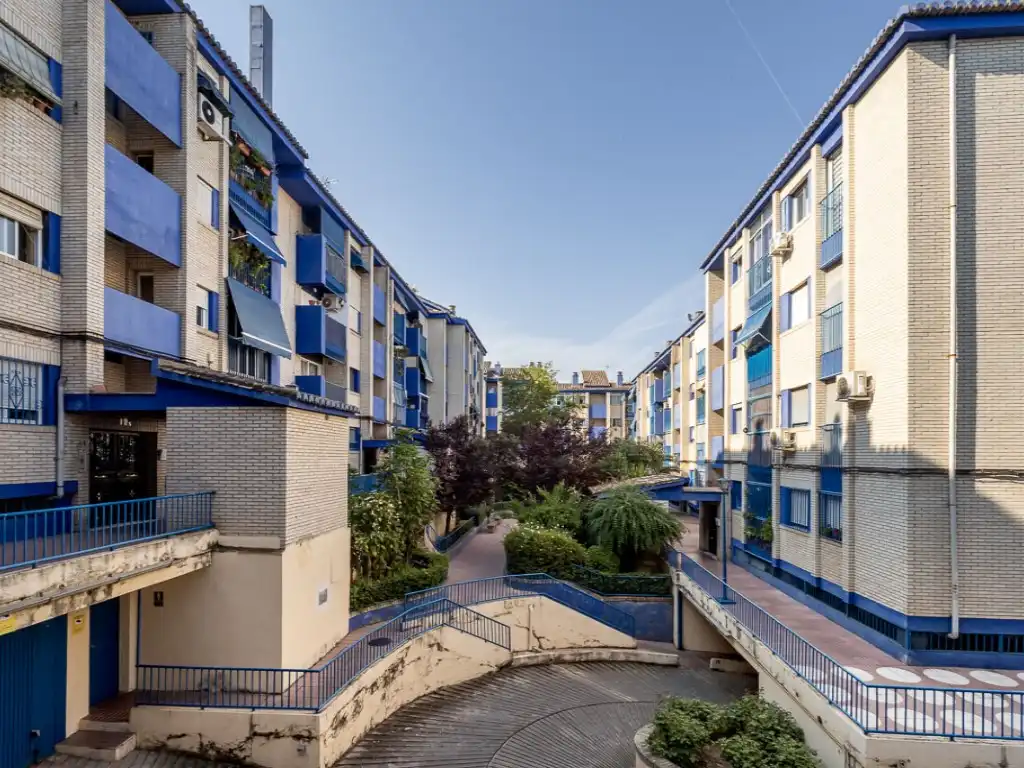 Vista exterior de Pis en venda en Granada amb Calefacció